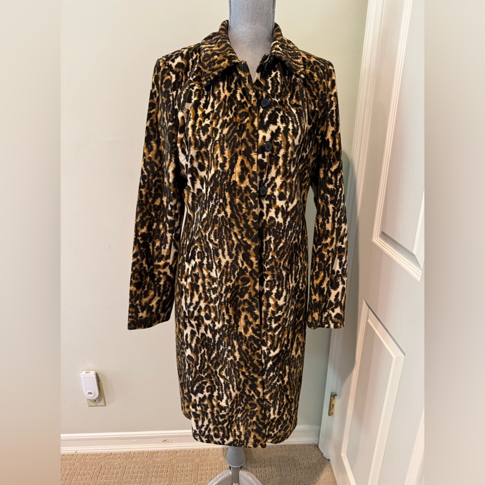 Used women’s Arden B animal print 3/4 length coat.  Size Large.